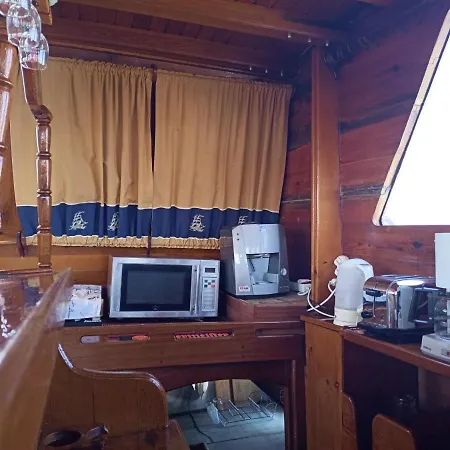 яхта за гости Eternal Flame Hotel en barco Sozopol