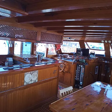 яхта за гости Eternal Flame Hotel en barco