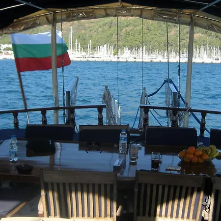 Hotel en barco яхта за гости Eternal Flame *