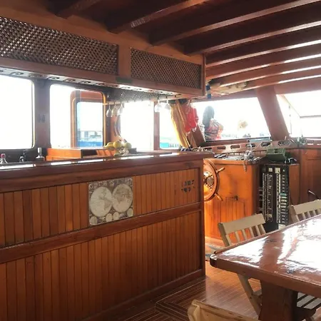 яхта за гости Eternal Flame Hotel en barco *