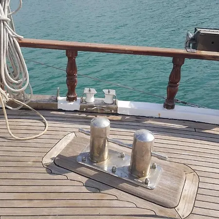 Hotel en barco яхта за гости Eternal Flame