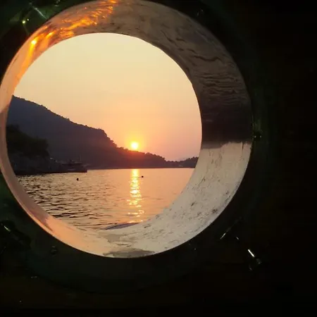 яхта за гости Eternal Flame Hotel en barco *