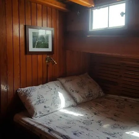 яхта за гости Eternal Flame Hotel en barco